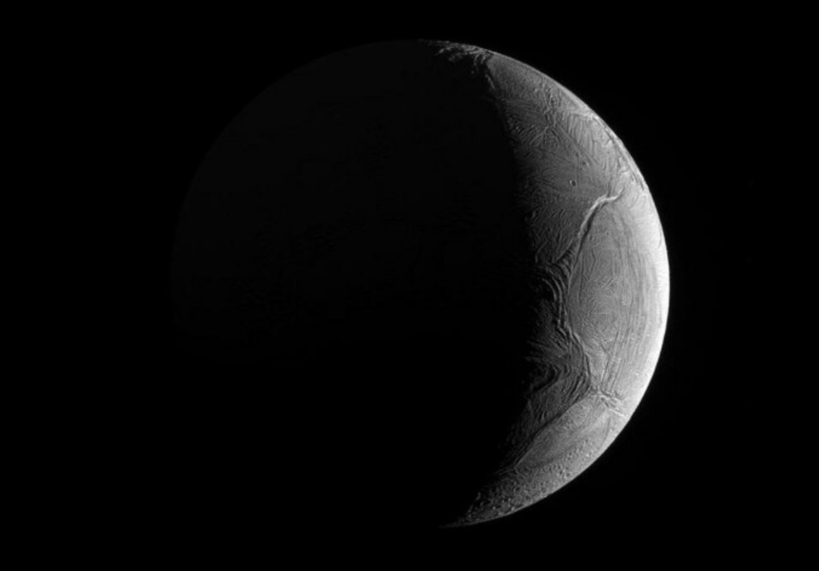 عکس روز ناسا از هلال قمر «انسلادوس»